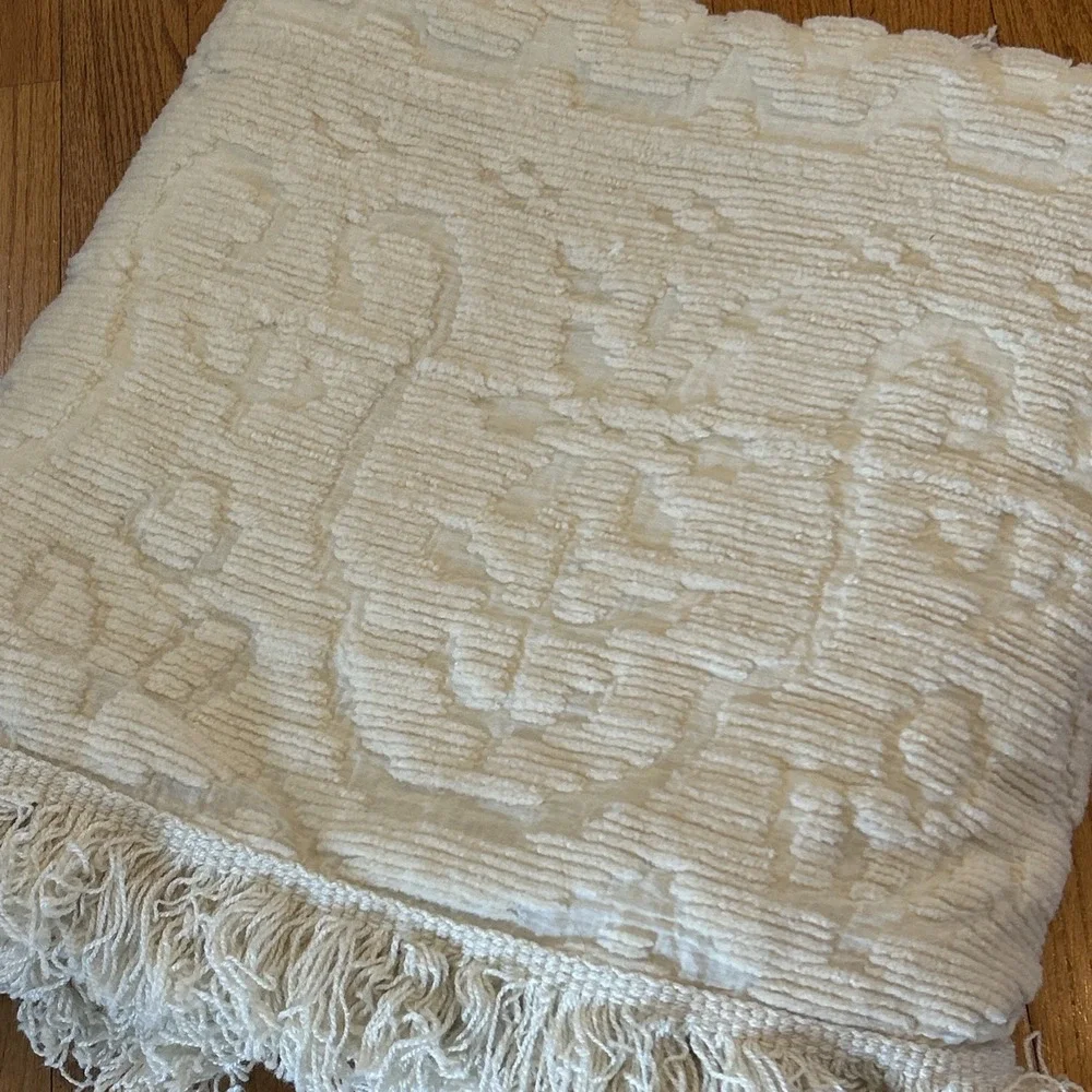 Vtg Cottagecore Chenille Pattern Bedspread Full Size White Fringe Blanket Granny